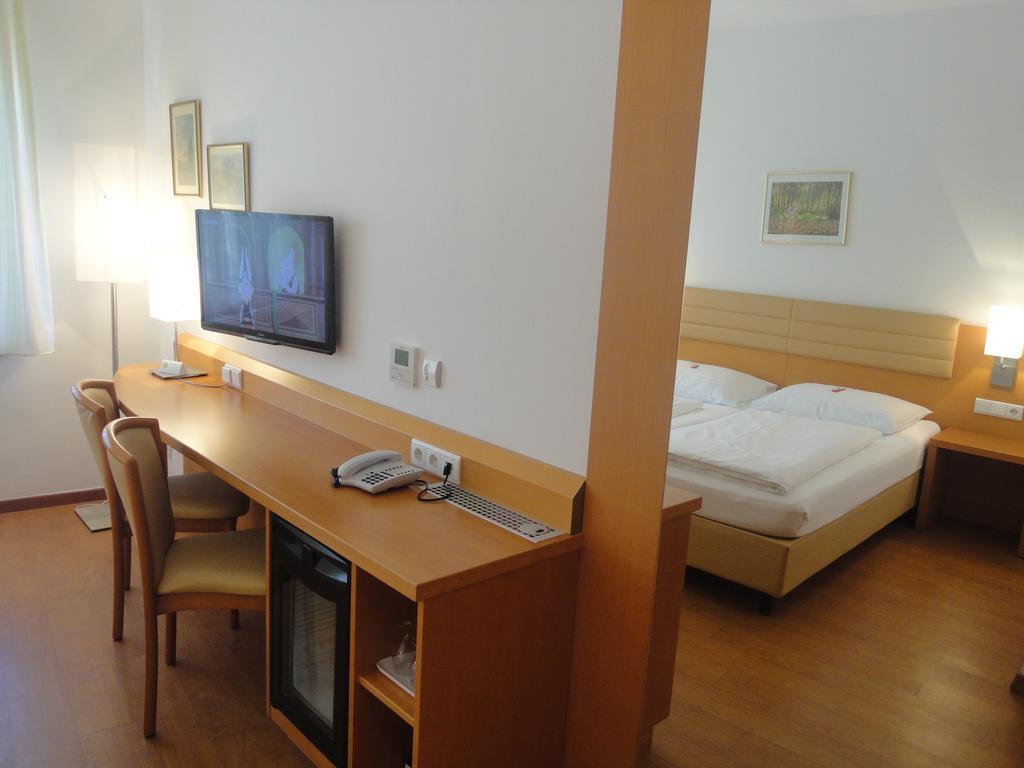 City Hotel Albrecht Schwechat Quarto foto